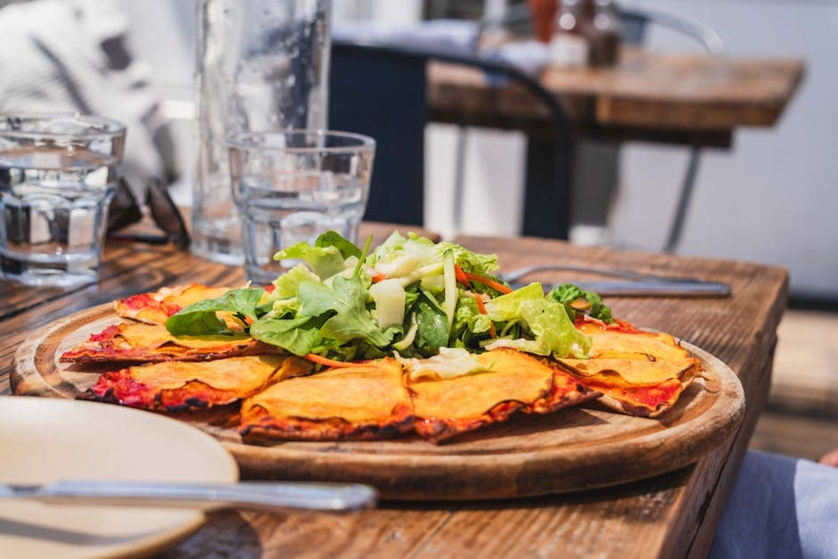 Grillet pizza med harissa og frisk urtesalat