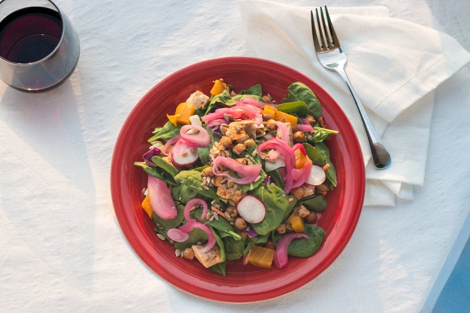 Quinoasalat med fersken og syltet rødløk