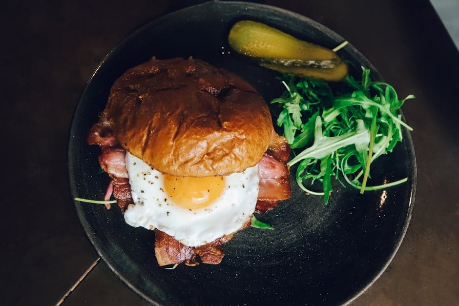 Pepperbiff- og baconsandwich med ruccola og krydret sennep