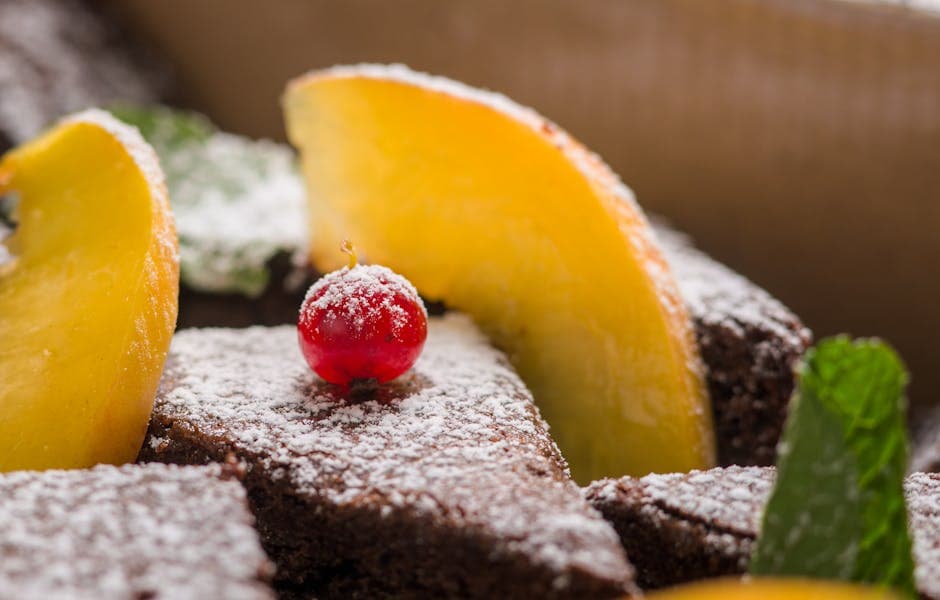 Frisk sommerfruktterrin med bringebærsaus