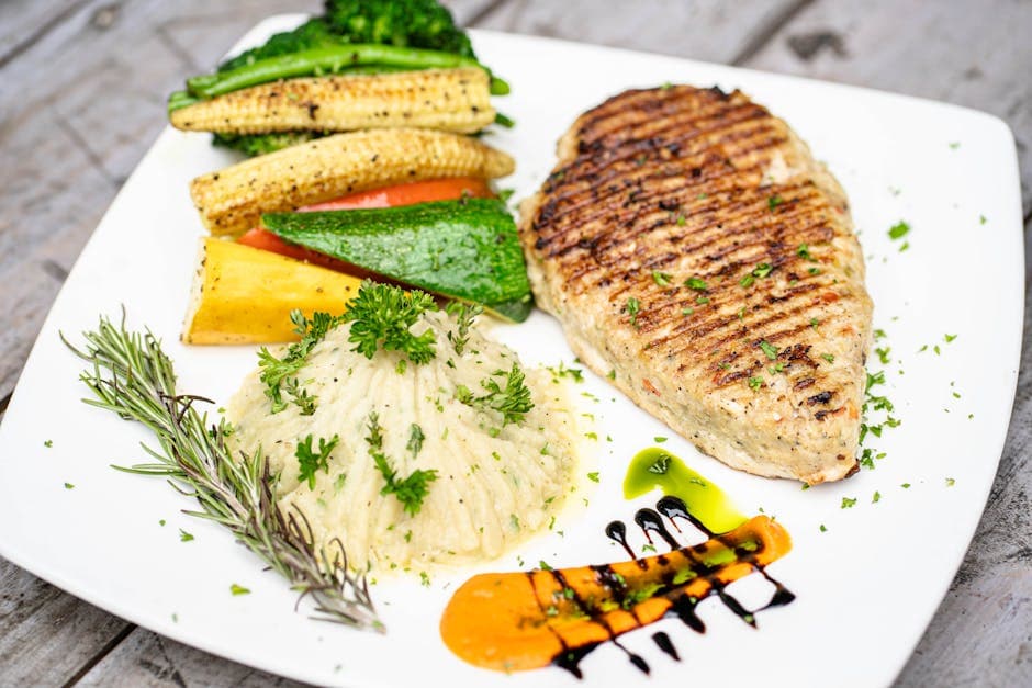 Kylling med potetmos, urterostede tomater og oljebuljong