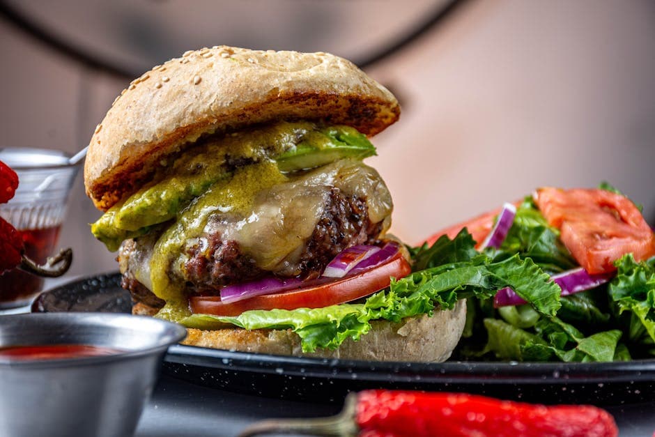 Oaxaca-burger med Manchego, avokado og sylteagurkede habanero-løk