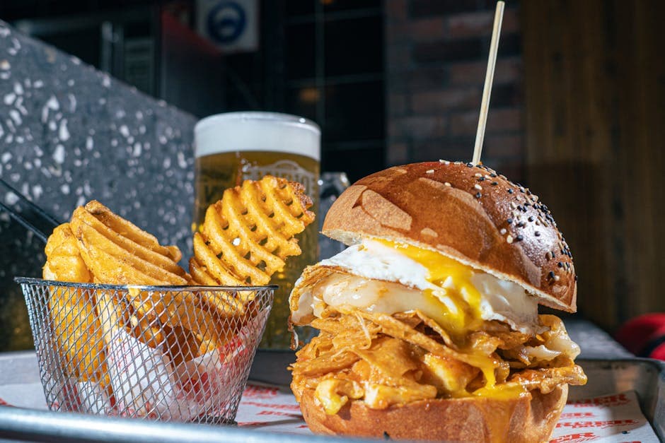 Rarebit-smashburgere med pubpoteter og pepperrotkrem