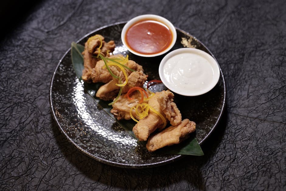 Sprø kyllingvinger med peanøttsaus