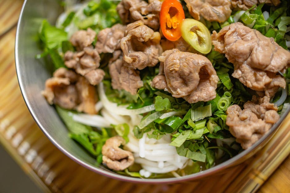 Krydret kalkun i salatblad med risnudler