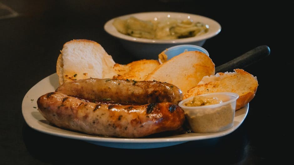 Bratwurst og løk kokt i øl