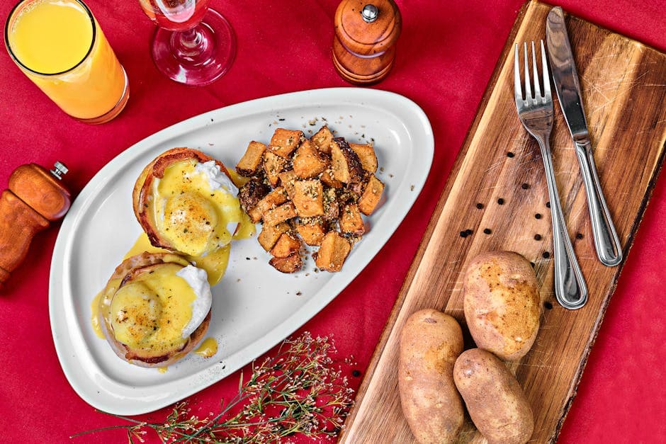 Fylte potetskinn med pølse-hash og stekte egg