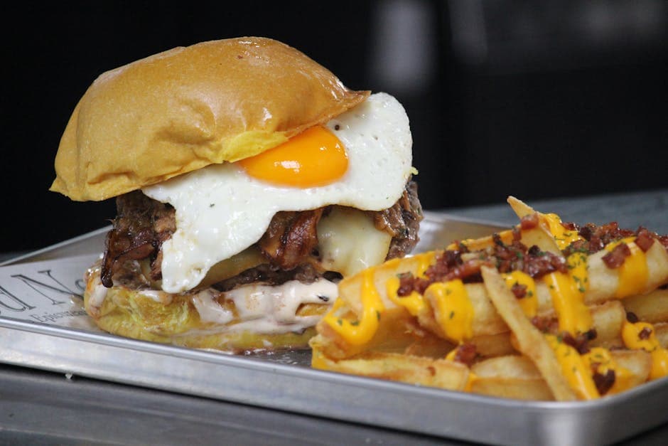 Frokostburgere med egg og sennepsdressing