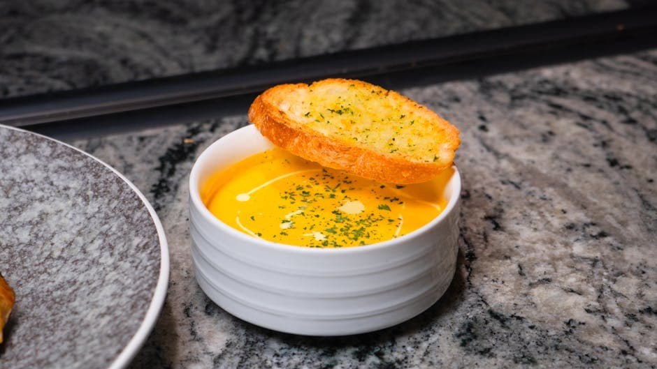 Kremet ovnsbakt hvitløkssuppe med Asiago-crostini
