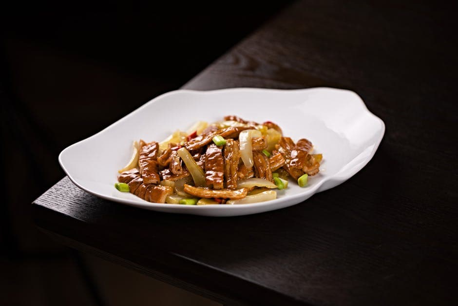 Søt og sur tempeh med krydret peanøttsaus