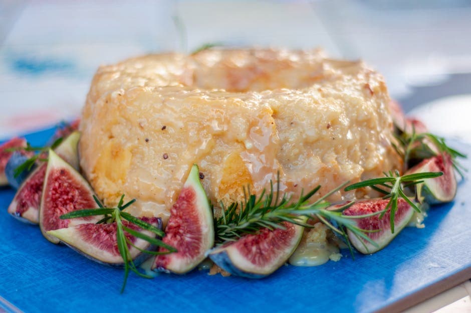 Varm klebrig fikenpudding med karamellsaus