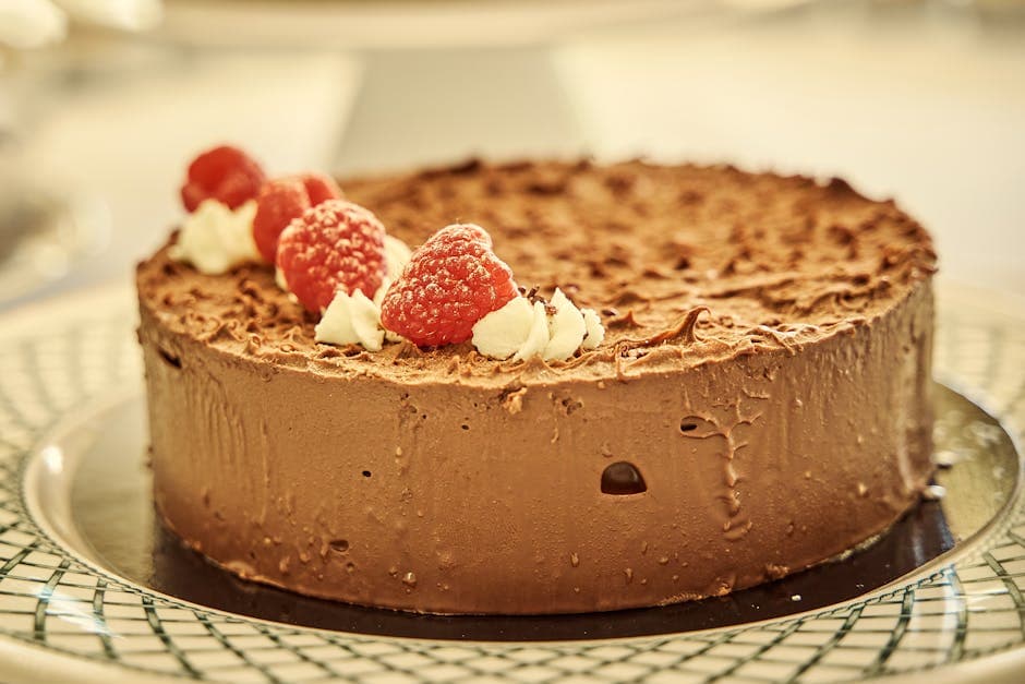 Genoise-kake med sjokolade- og geitostmousse og bringebærsirup