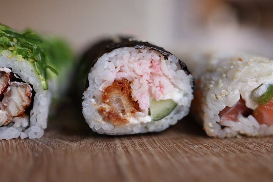 Maki-sushi med krabbesalat og urter