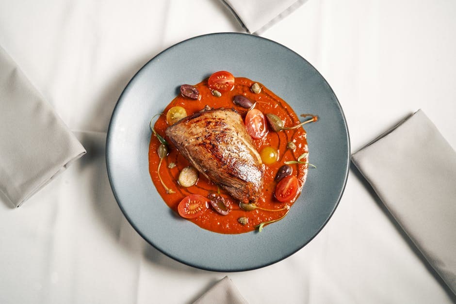 Grillet blåfisk med tomat-, oliven- og kaperskompott