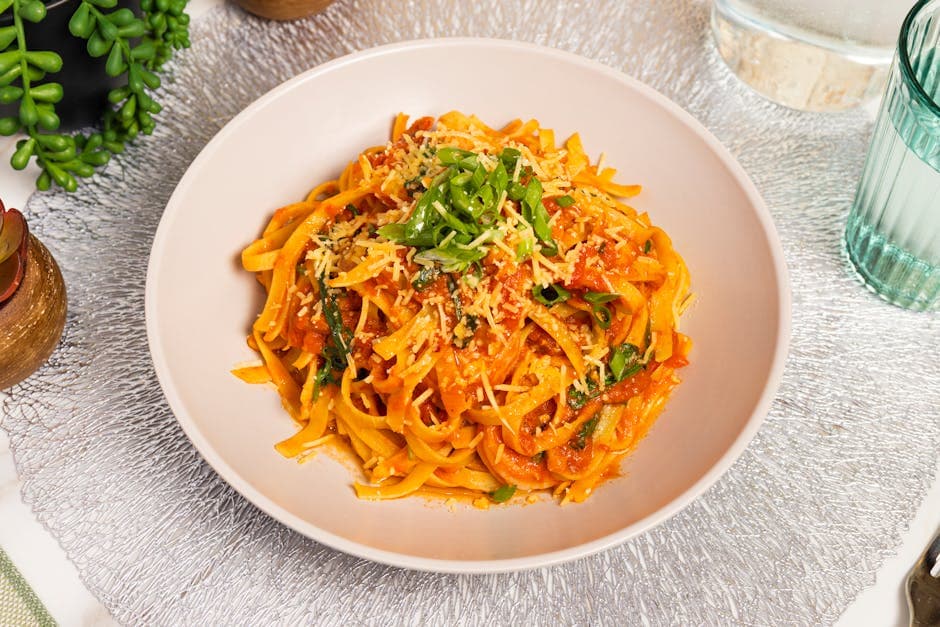 Daikon-fettuccine med frisk tomat- og basilikumsaus