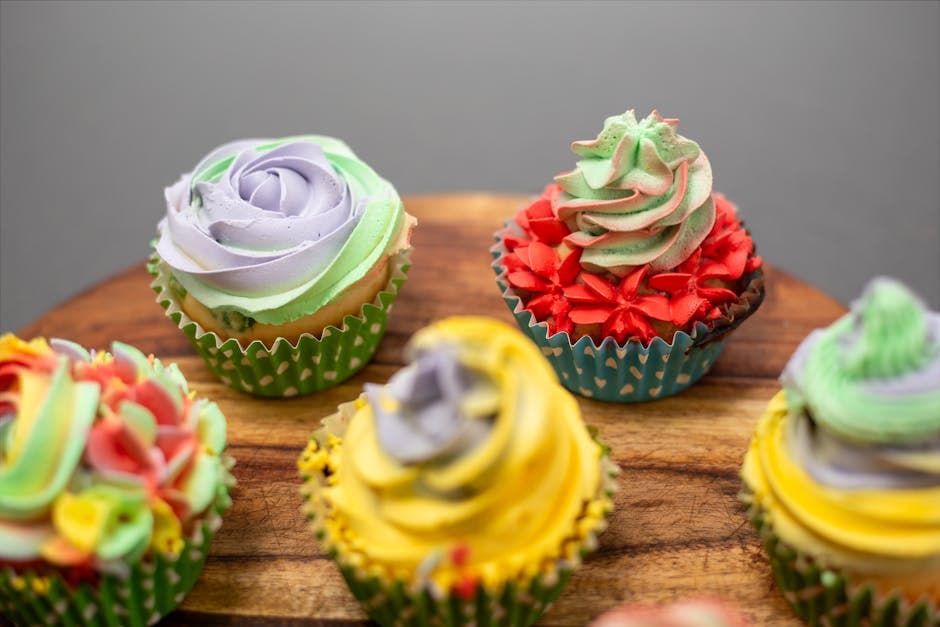 Fargerike blomster-cupcakes
