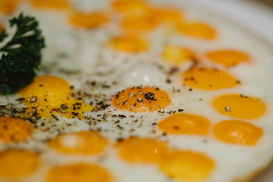 Vaktel og sprøstekt egg på kremet spinat