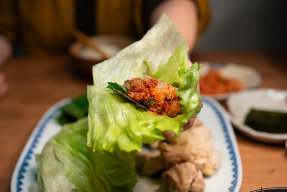 Kylling- og salatwraps med plommesaus