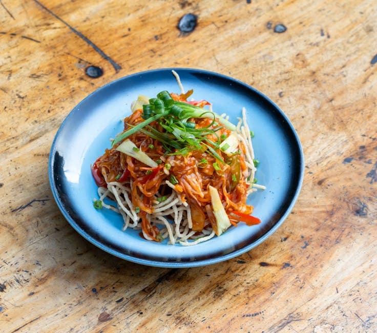 Asiatisk kålsalat med sprø nudler og mandler