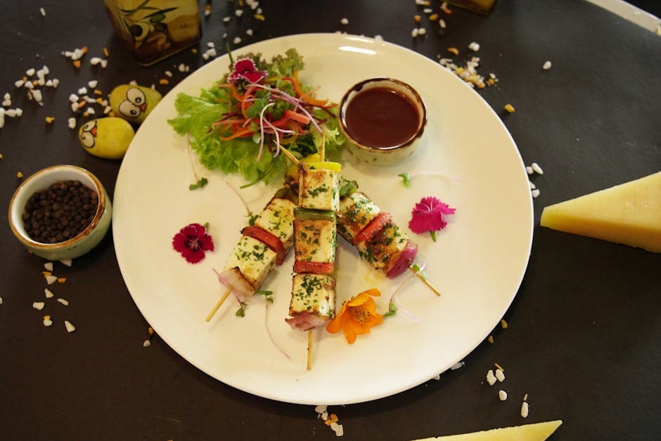 Fargerik salat på pinne med hvitløksdipp