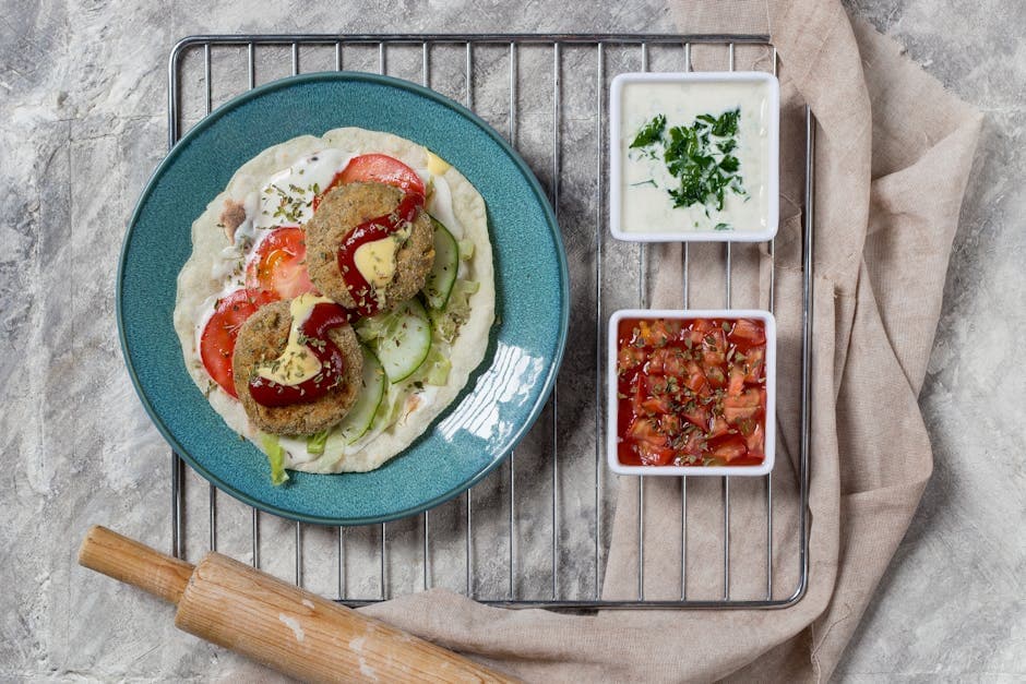 Bifteki-sandwich med tzatziki og tomat
