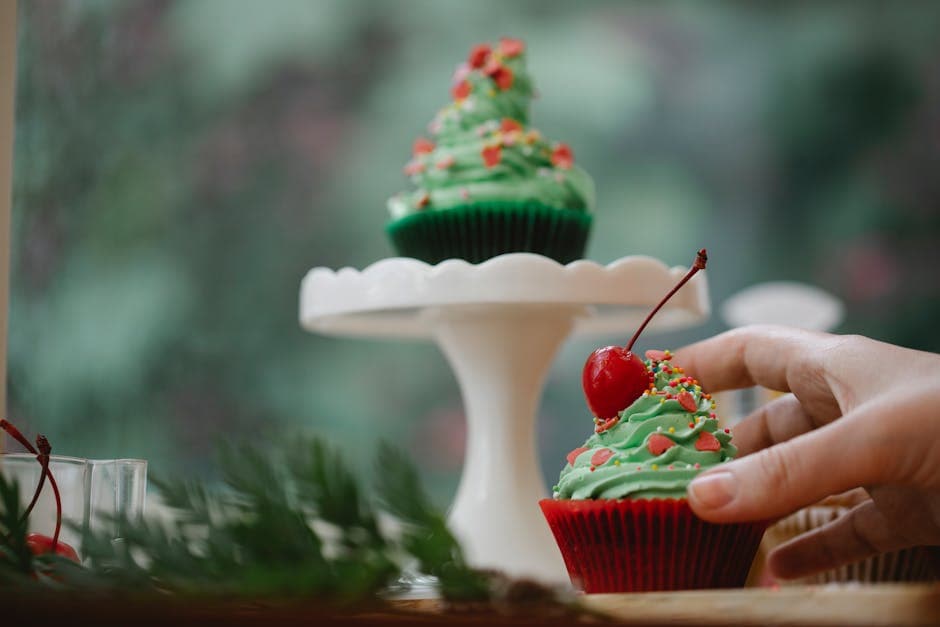 Absint-, mandel- og kirsebærcupcakes med valmuefrø