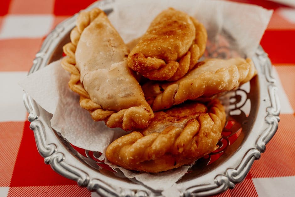 Lam curry empanadas med rosiner og mynte