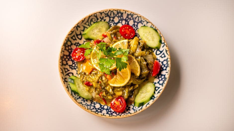 Auberginesalat med tomat og urter