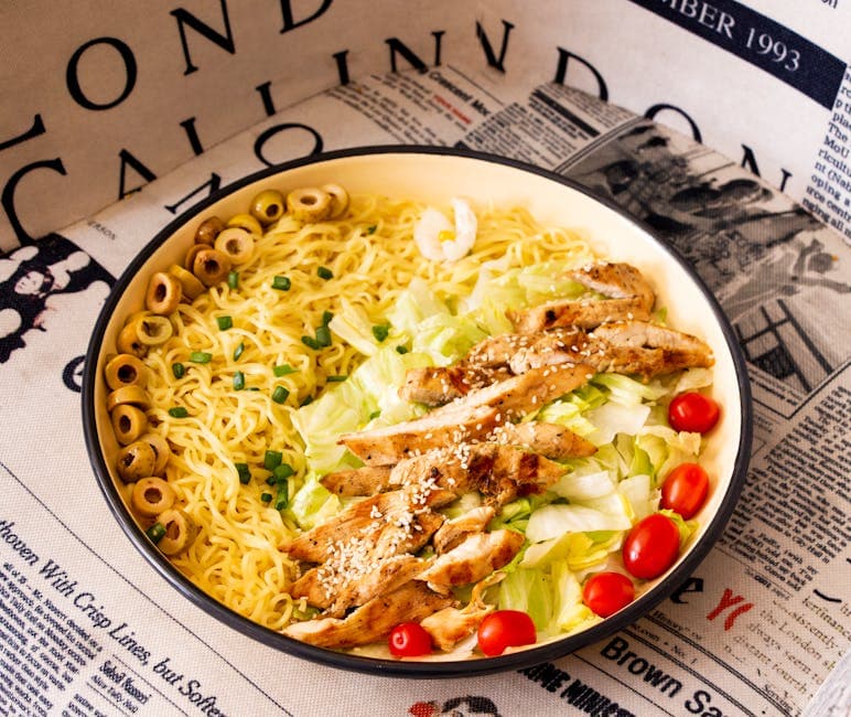 Asiatisk nudelsalat med røkt kylling og peanøttsaus