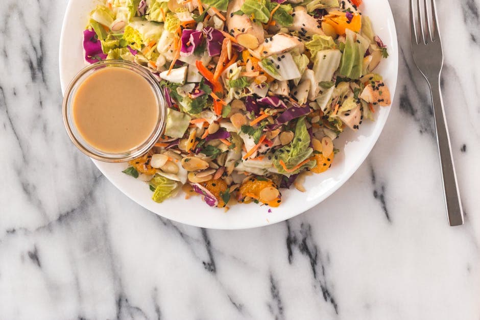 Frisk asiatisk kyllingsalat med sesamdressing