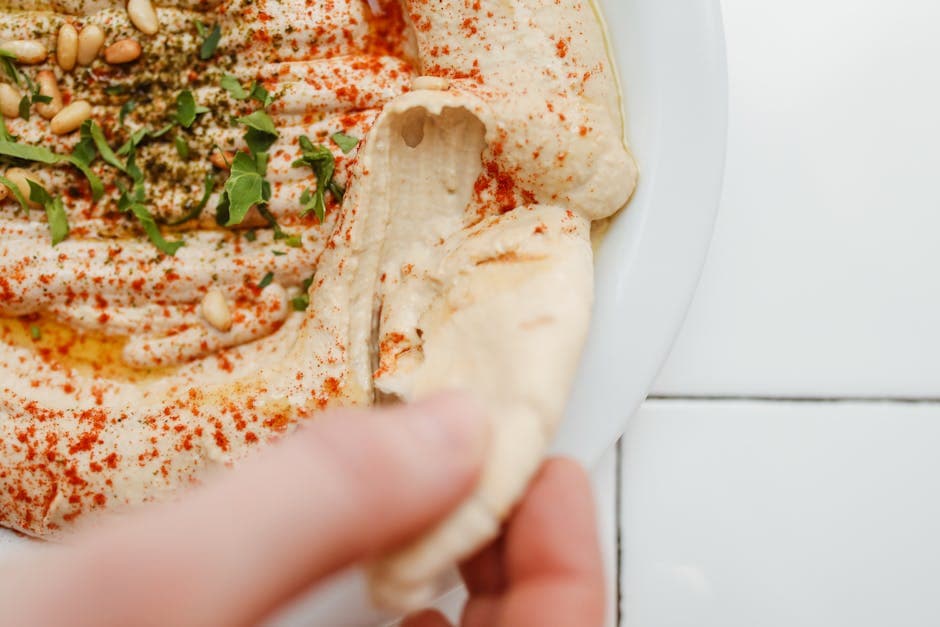 Hummus med ristede pinjekjerner og persilleolje