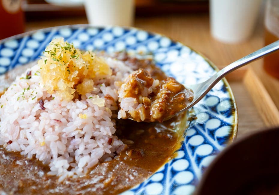 Aubergine- og squashcurry med rødris