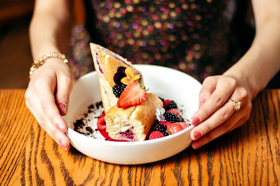 Grillet formkake med marinerte bær og syllabub