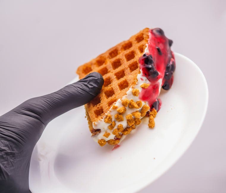 Vaffelsandwich med bær, banan og sjokolade-hasselnøtt