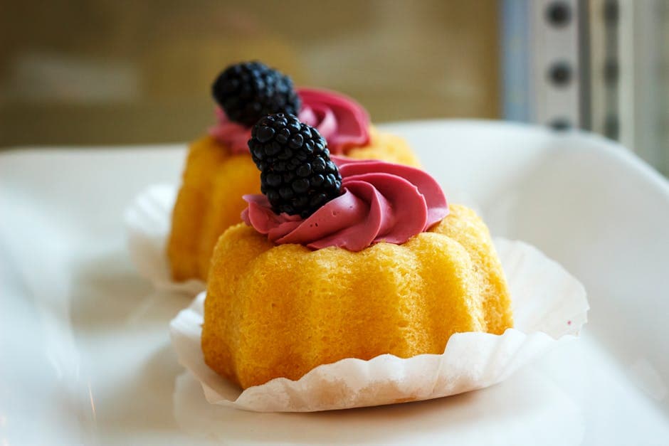 Flammerte mini-bundtkaker med villbær og krydret ferskenkrem