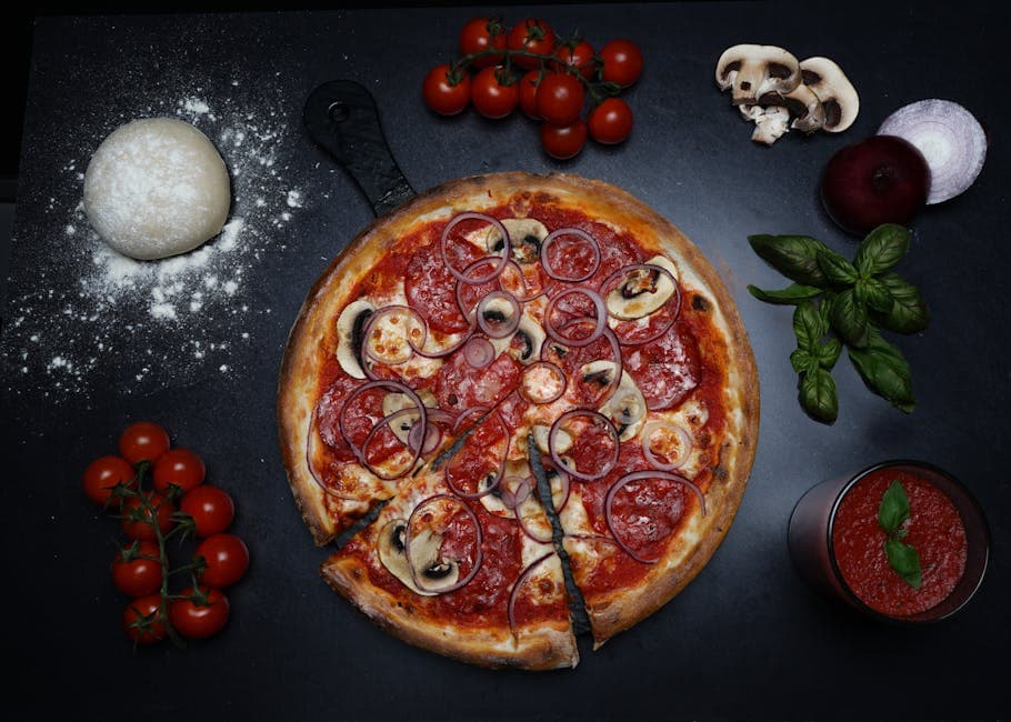 Pizza med sopp, løk og basilikum