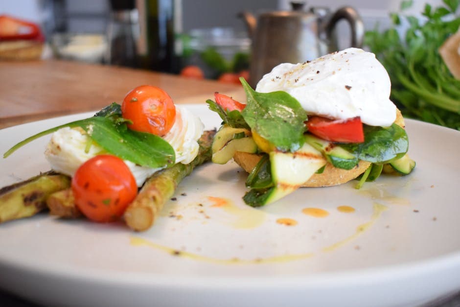 Varm asparges- og bacon-toast med rød paprika-vinaigrette