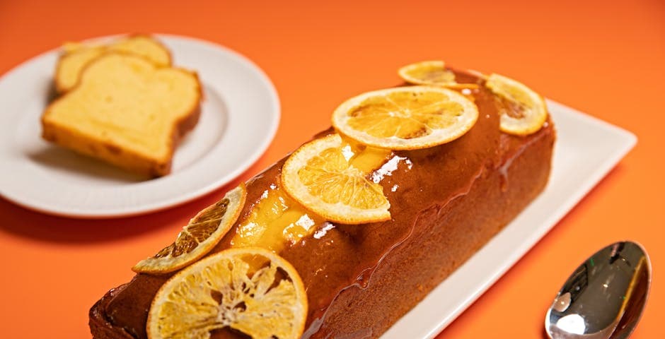 Krydret formkake med appelsin- og romsaus