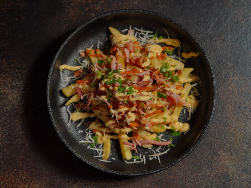 Curry-frites med sprøstekt bacon og feta