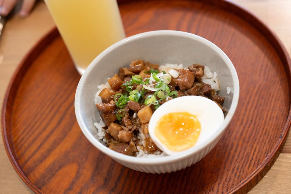 Braisert svineknoke i kokosnøttjuice med egg