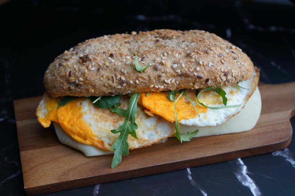 Vegetarisk sandwich med brokkoli rabe, egg og provolone