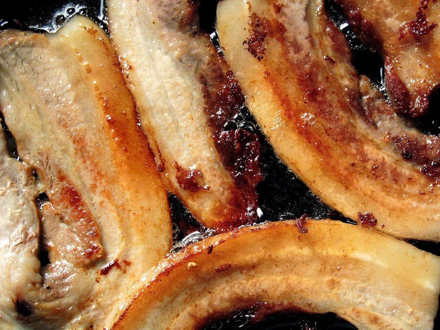 Stekte svinekoteletter med krydderblanding og pannesaus