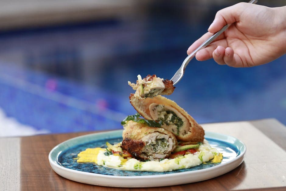 Kylling- og skinkeruller med spinat og soppsaus