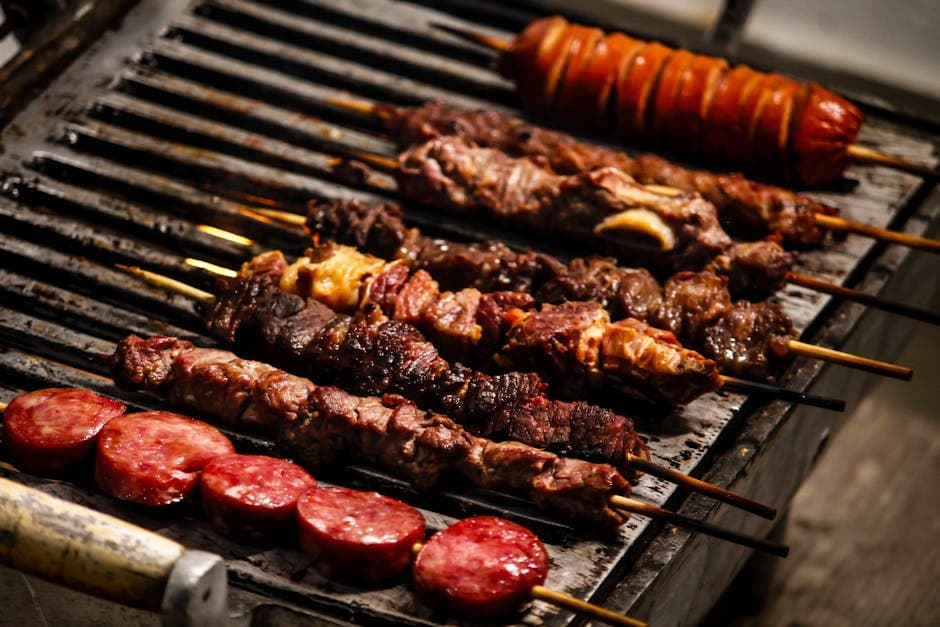 Grillet flankbiff-ruller på spyd med krydret yoghurtsaus