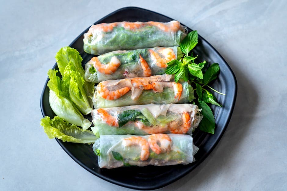 Friske vietnamesiske sommeruller med kylling og reker