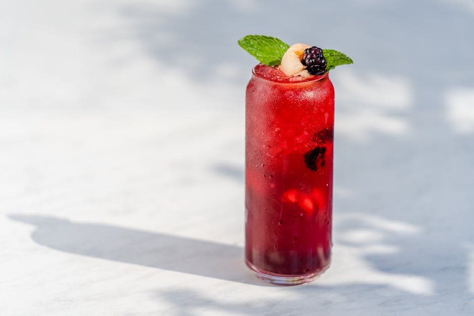 Drømmeland cocktail med bær og mynte