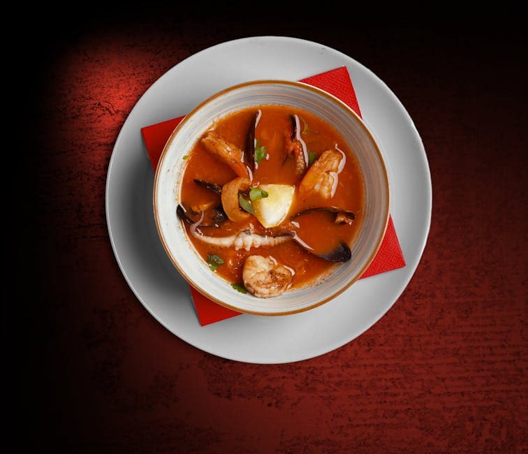 Sjømat Cioppino med tomat og basilikum