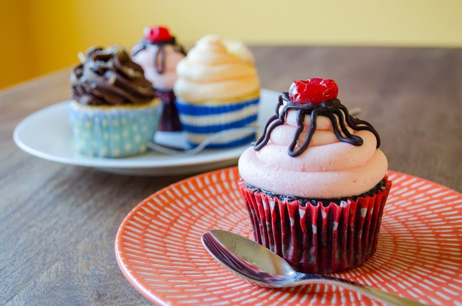 Sjokolade- og kirsebærcupcakes med lakrisfyll og marshmallowglasur