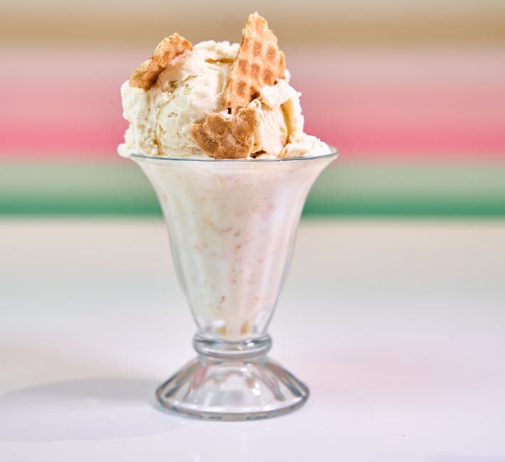 New England-sundae med lønnesirup og pekannøtter