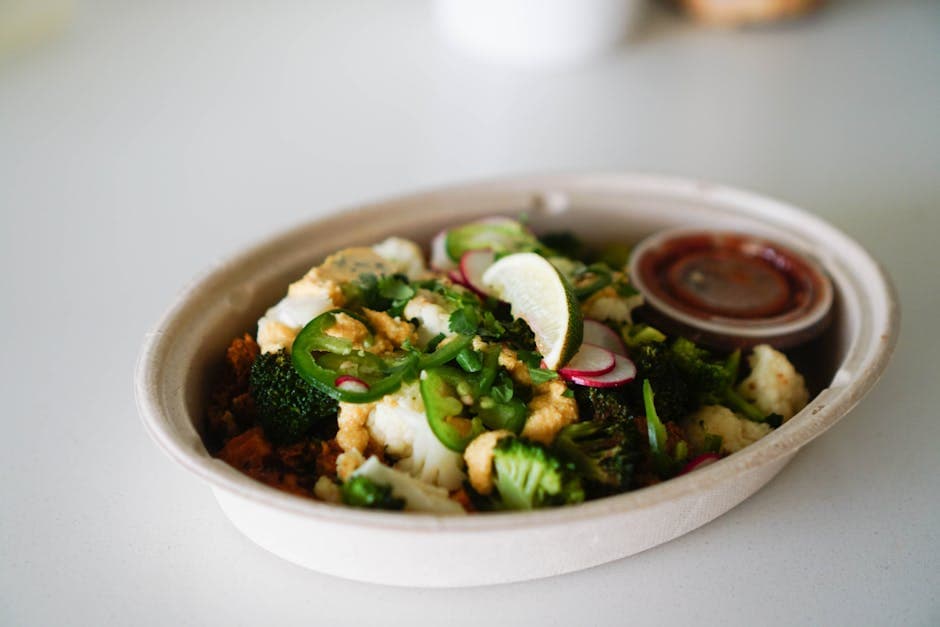 Brokkoli- og kaffirlimesoufflé med frisk salat